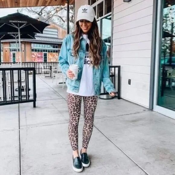 Zyia Brilliant Leopard Scrunchy butt Leggings - Picture 2 of 16